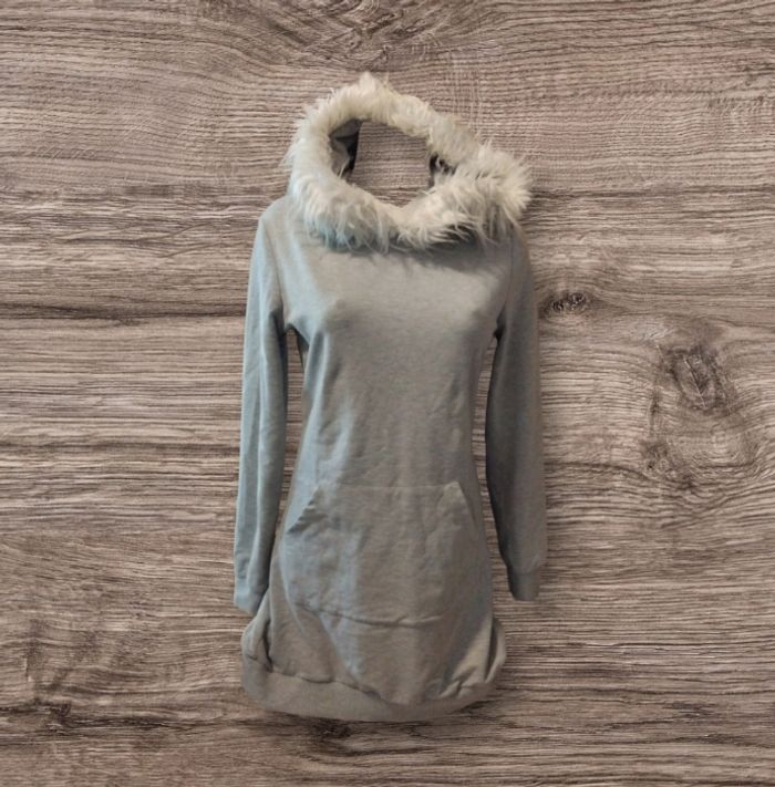Robe-pull grise à capuche