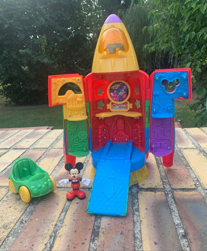 Mickey Disney la fusée sonore et lumineuse sa figurine et sa voiture
