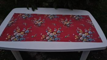 Petite nappe fleurs rouge multicolores vintage