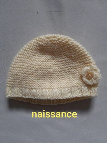 Bonnet de naissance en tricot jaune