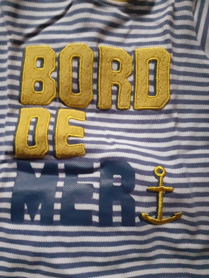 Ensemble tee shirt rayé marine et blanc avec écriture jaune et short jaune - photo numéro 2