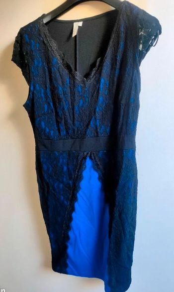 Robe noire et bleue électrique