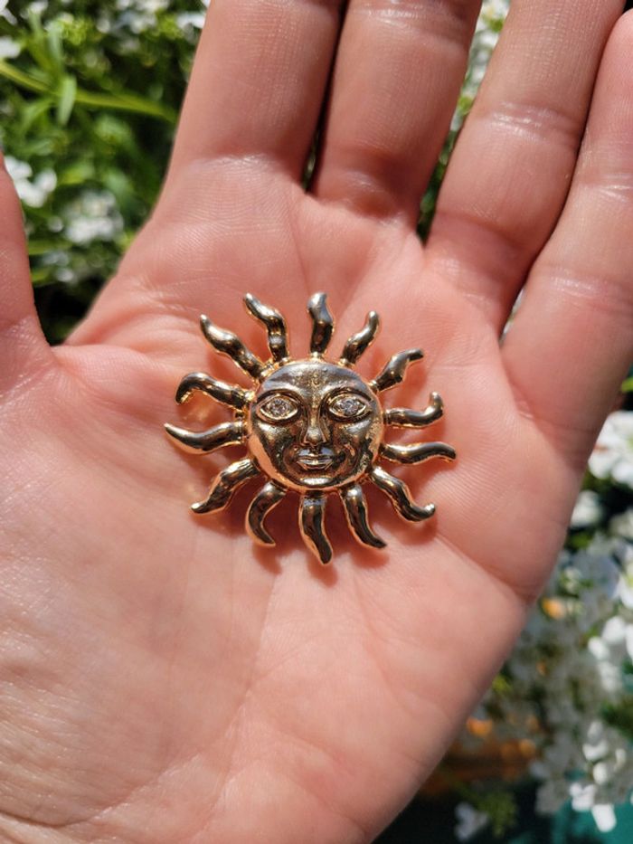 Broche soleil yeux zirconiums