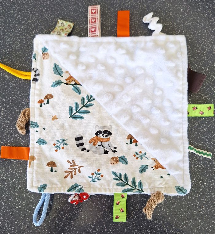 DOUDOU CARRE PLAT MOTIFS / RELIEF BOULES / ETIQUETTES