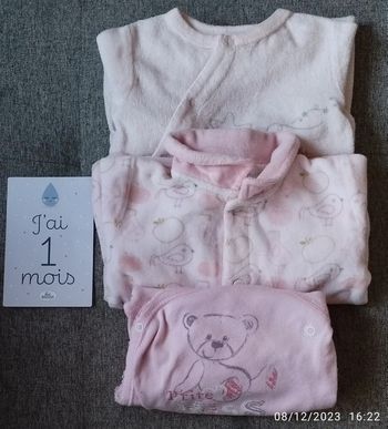 Lot deux pyjamas+ un bodie 1 mois