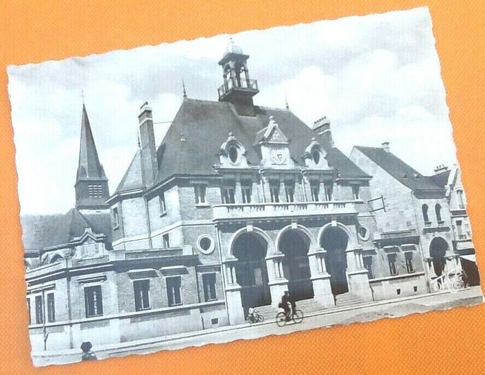 Carte postale ancienne Attigny (Ardennes) L' Hôtel de Ville - photo numéro 3