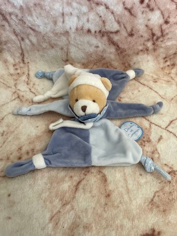 Doudou plat Petit Chou l'ours attache sucette bleu blanc étoile Doudou Et Compagnie