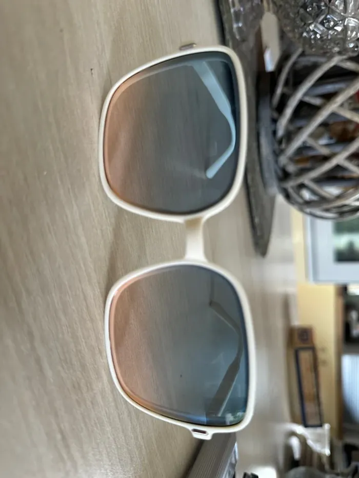 Lunettes soleil neuves