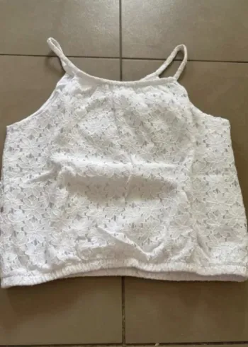 🤍 Blouse blanche Tenezis 8 ans  Élégance en dentelle ! 🤍