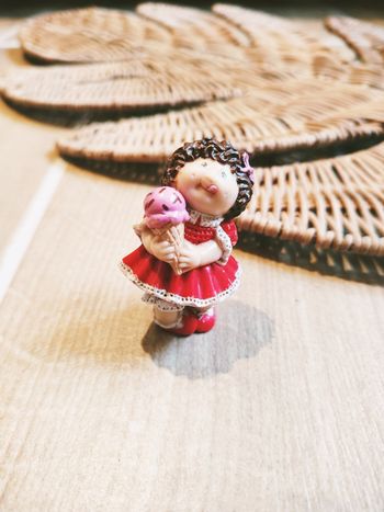 🪆Figurine Cabbage petite fille brune robe rouge avec glace année 1984 marque Cabbage Patch kids