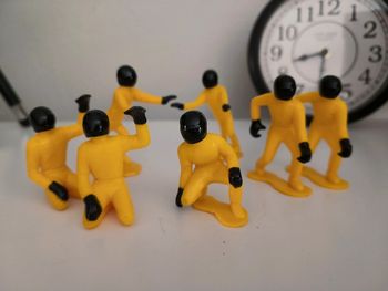 Figurine jaune