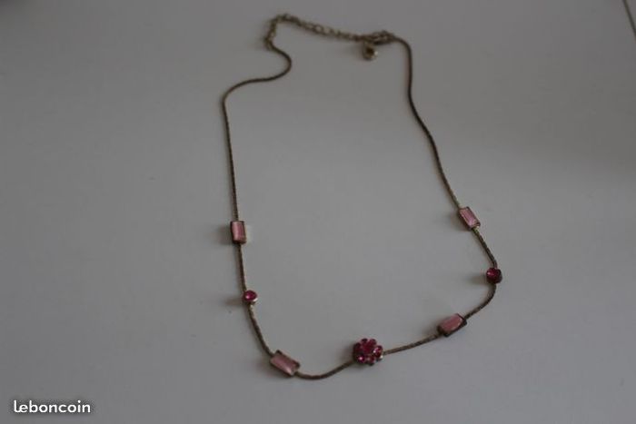 Collier dégradé de fleurs rose