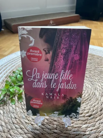 Livre - la jeune fille dans le jardin