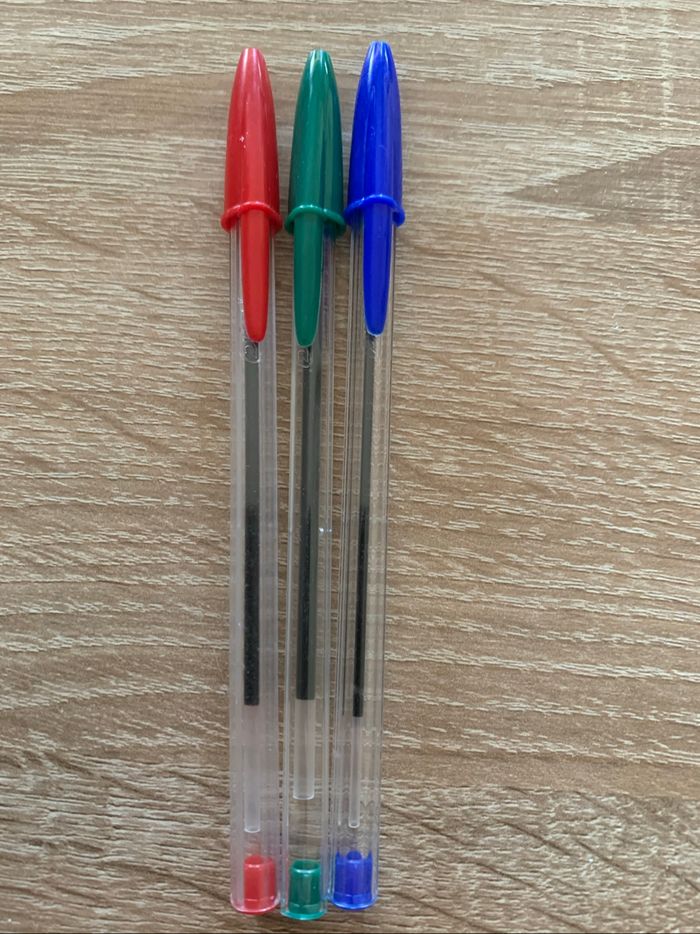 3 stylos bic ( bleu, vert , rouge)