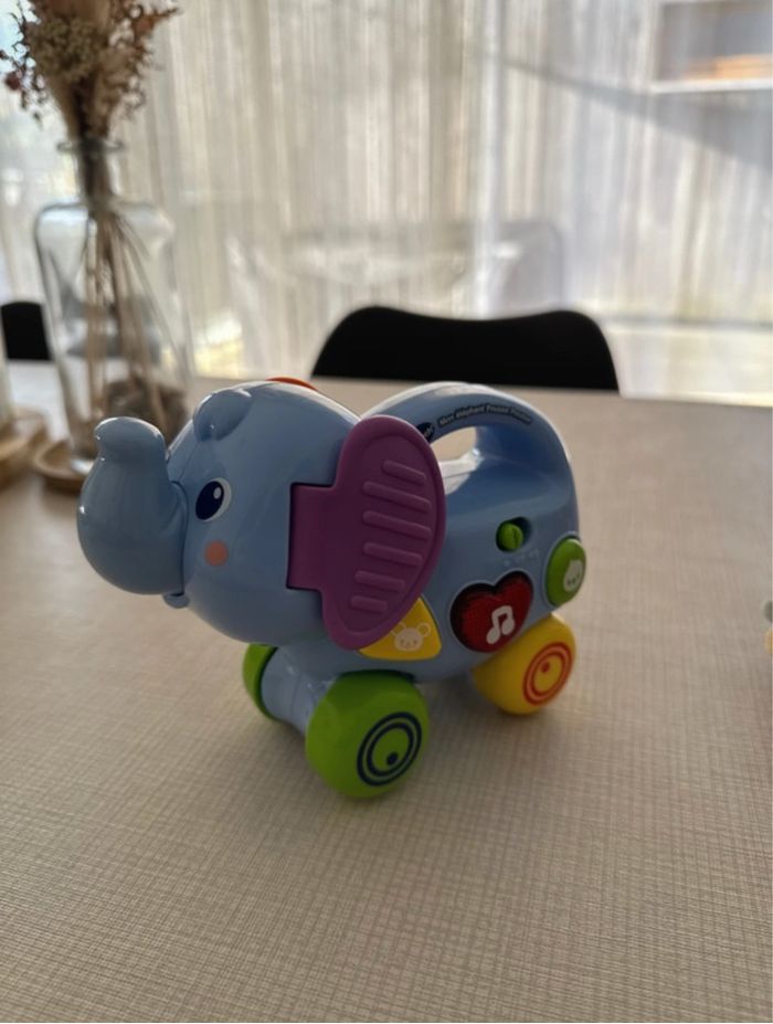 Éléphant pousse-pousse