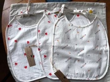 Lot 3 bavoirs Rose in April NEUF étiquettes – 1 “Amour” + 2 cœurs