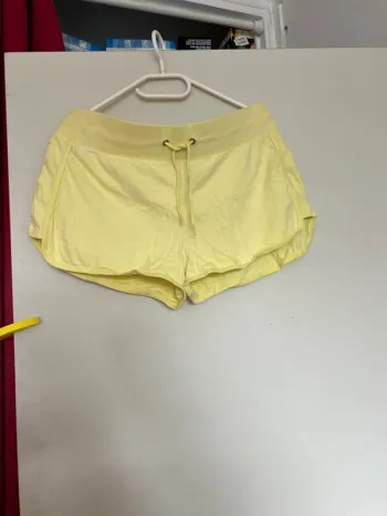 Short jaune