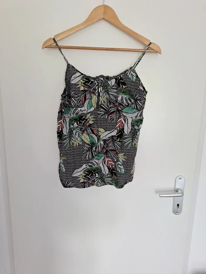 Top noir fleuri