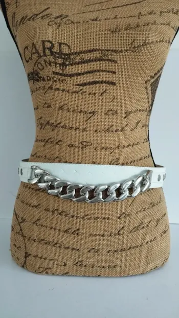 Ceinture blanche pression chaine argentée 90 cm