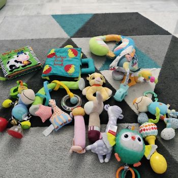 Lot de jouets bébé