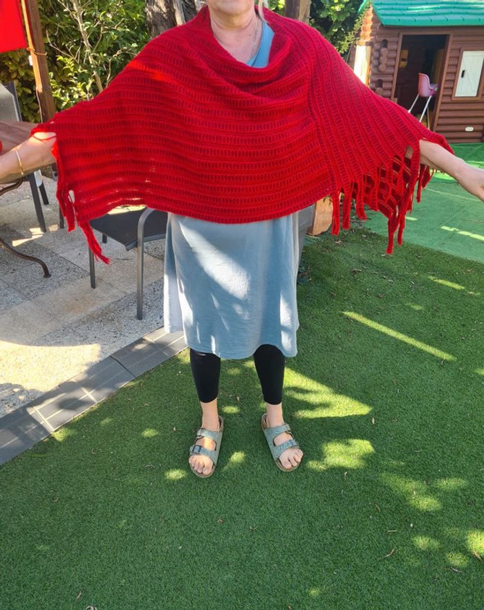 Poncho. court .femme . rouge. taille unique. - photo numéro 3