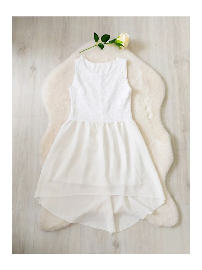 Robe blanche chic dentelle et voile, convient pour l'été ou les cérémonies