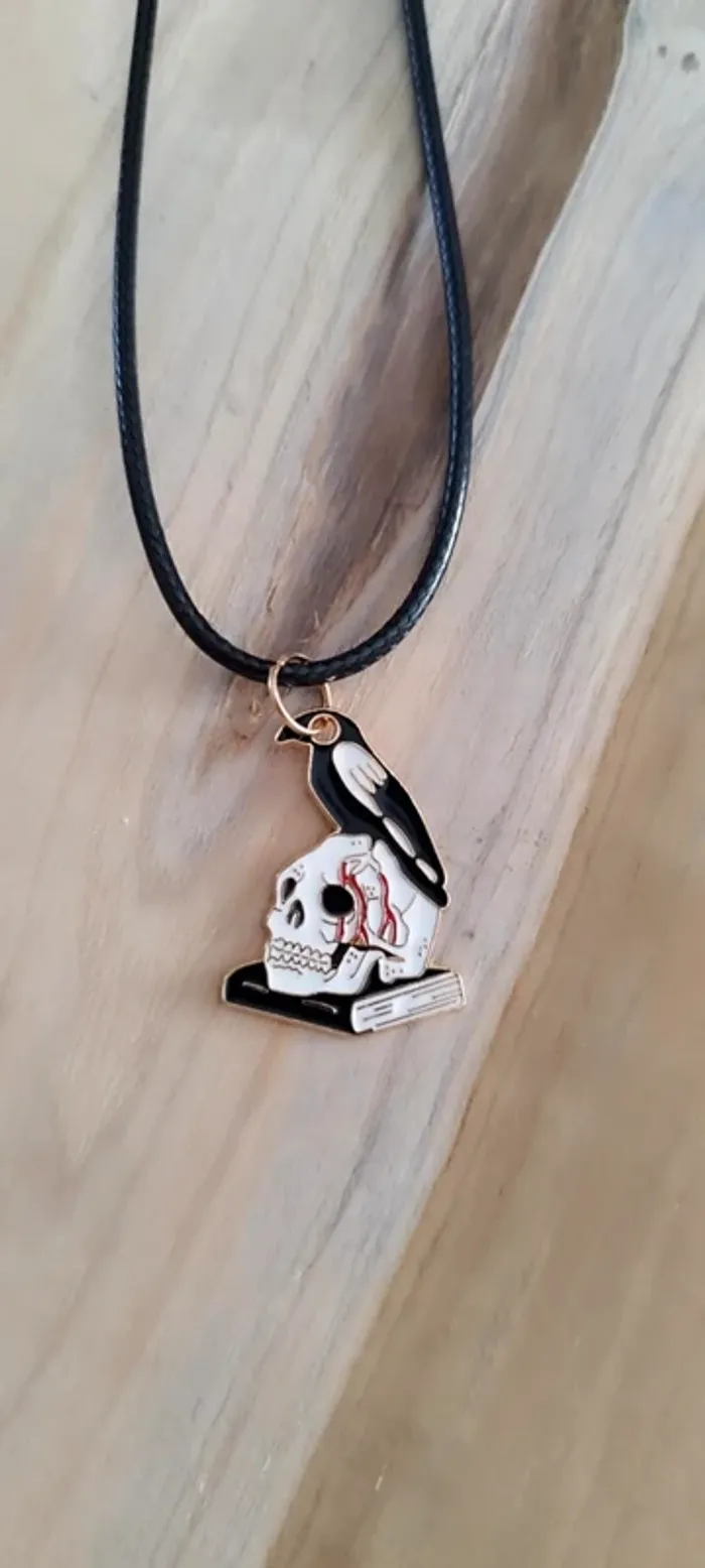 Collier avec pendentif corbeau