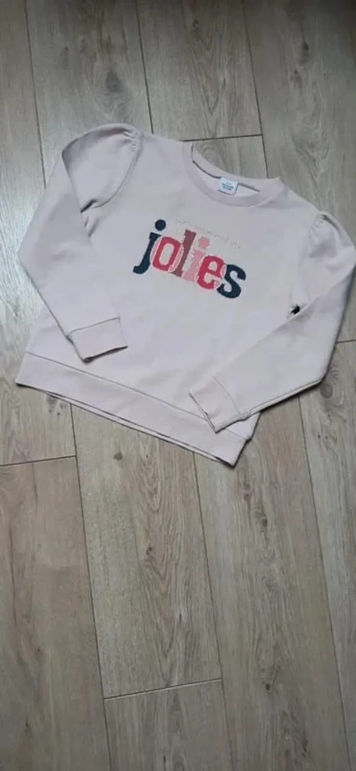 Pull type sweat "les filles heureuses sont les plus jolies" 10 ans état neuf