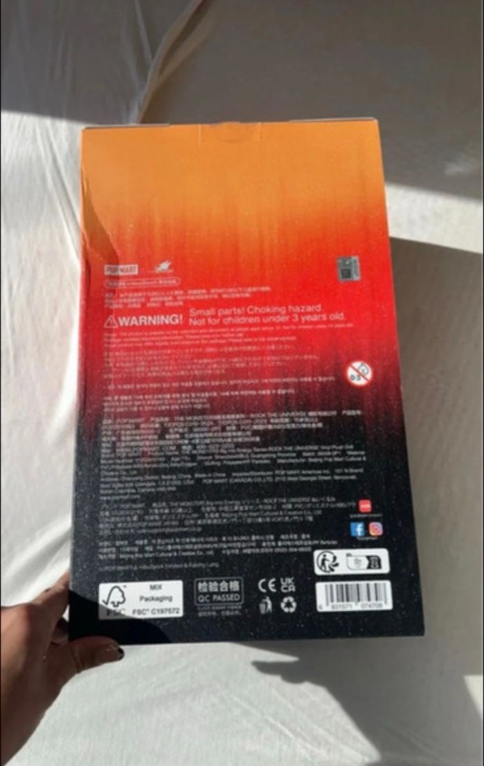 Figurine The Rock The Universe Big Into energy the monsters Pop Mart labubu authentique - photo numéro 3