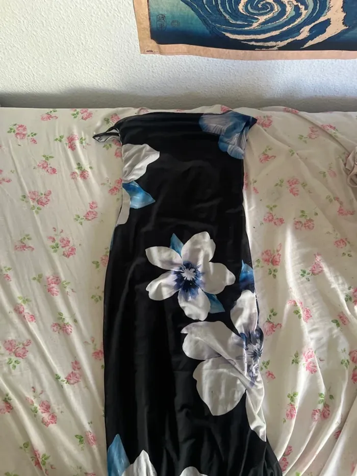 Vestido negro con detalles florales azules