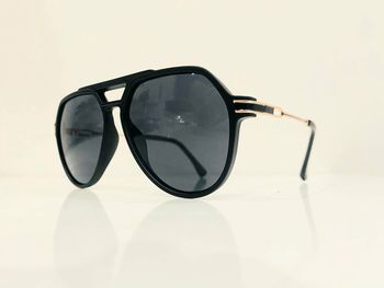 Lunette de soleil mixte noire bras dorés uvprotection catégorie 3