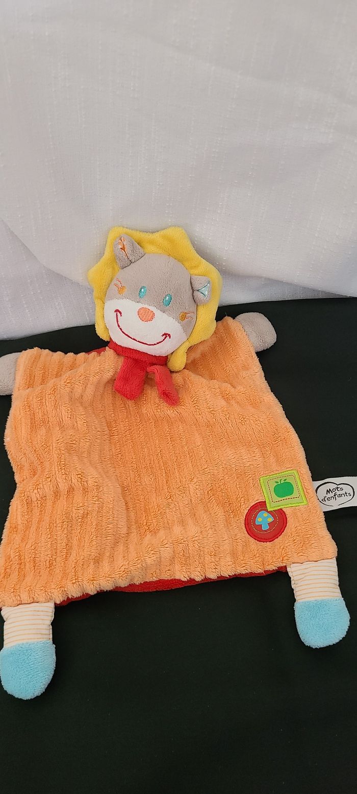 Mots d'enfants doudou plat lion orange rouge jaune bleu champignon pomme echarpe - photo numéro 2