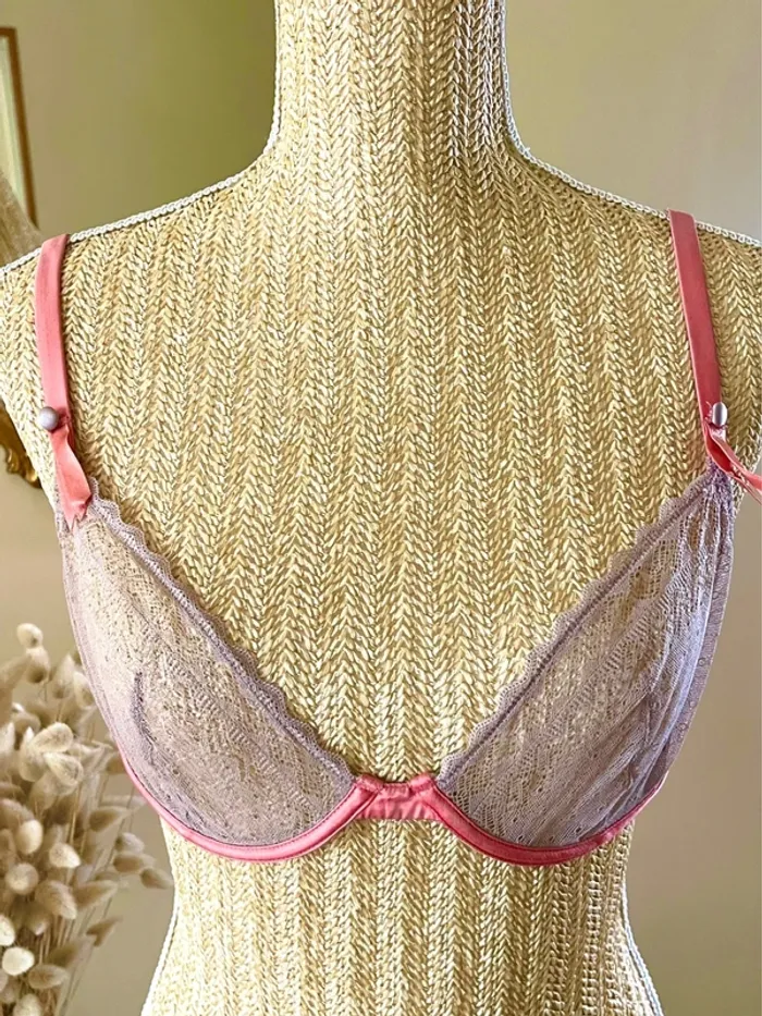 sublime Soutien-gorge dentelle grise transparente détails satinés rose corail sublime et délicat - photo numéro 7