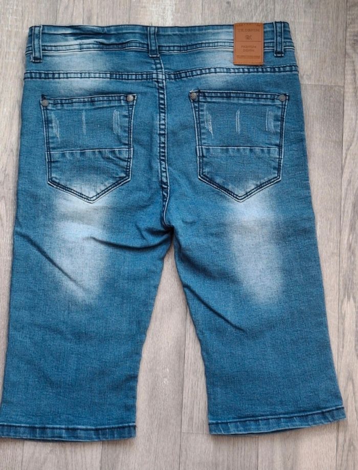 Bermuda en jeans bleu clairement inspiré de la mode streetwear/biker - photo numéro 3