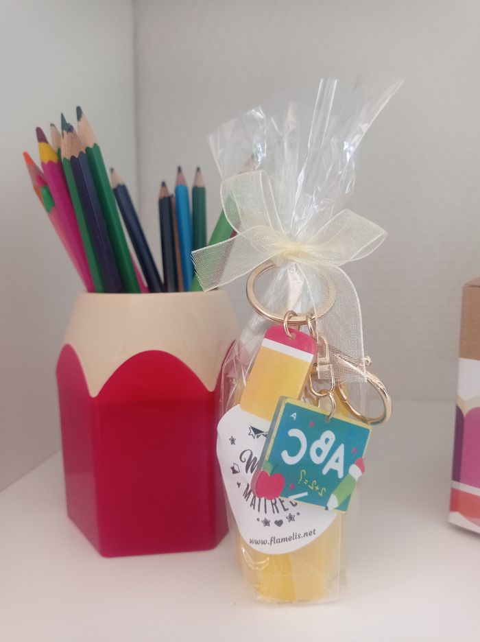 Crayon bougie + porte clefs MAÎTRESSE, ATSEM (cupcake)