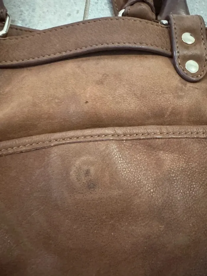 Sac fourre tout en cuir Vanessa Bruno, avec bandoulière  il y a quelques marques d'usures, 38*32cm - photo numéro 6