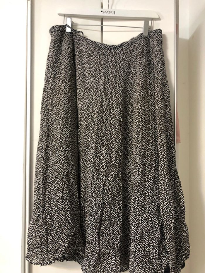 Juppe longue légère . Taille 44 . Neuf