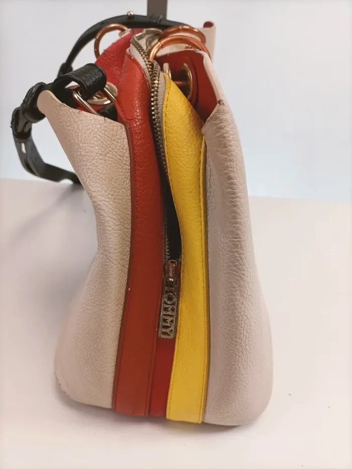Sac à main Tommy Hiffiger beige rouge porté épaule bandoulière - photo numéro 9