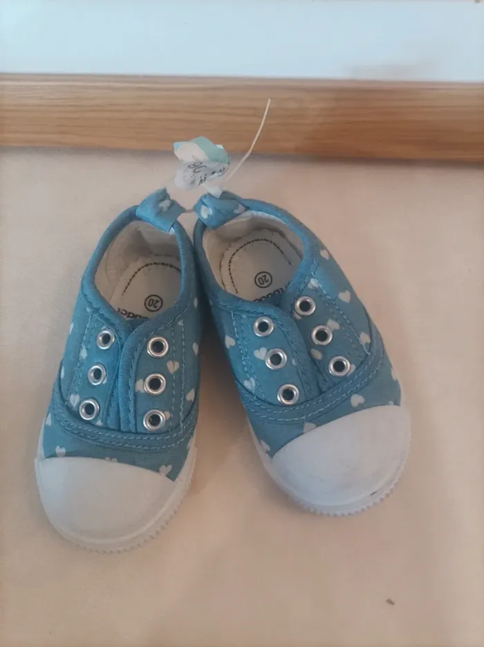 Chaussures en toile bleu avec coeurs blancs Vertbaudet neuves fille pointure 20