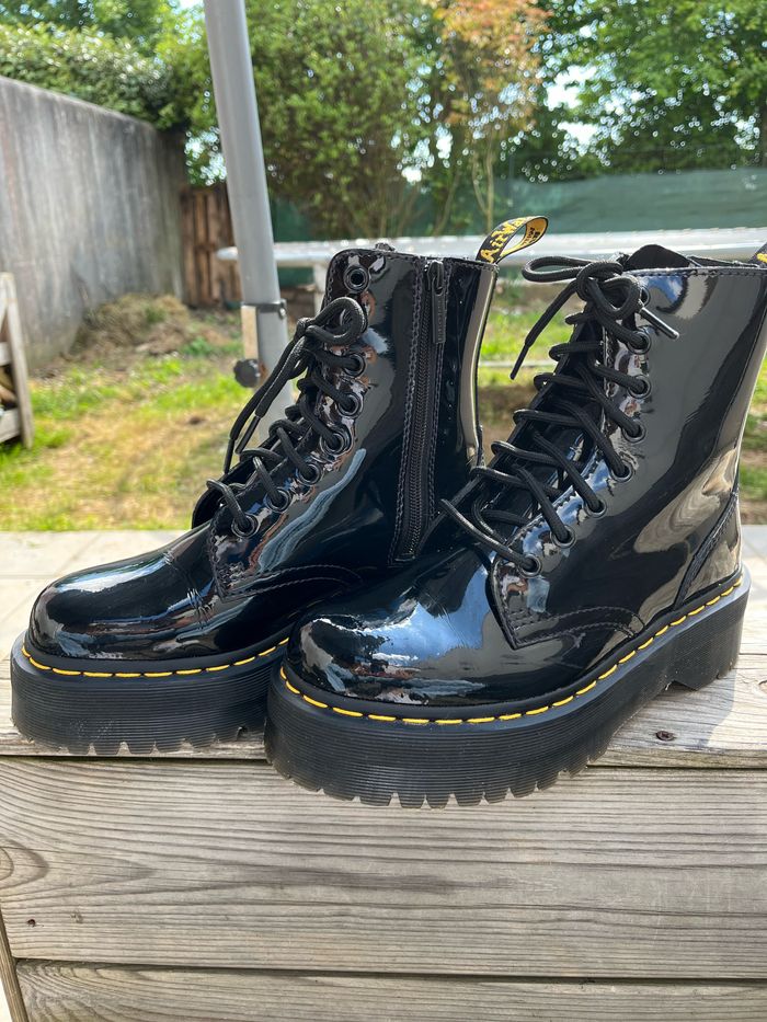 Chaussure Dr. Martens plate forme noir verni - photo numéro 4