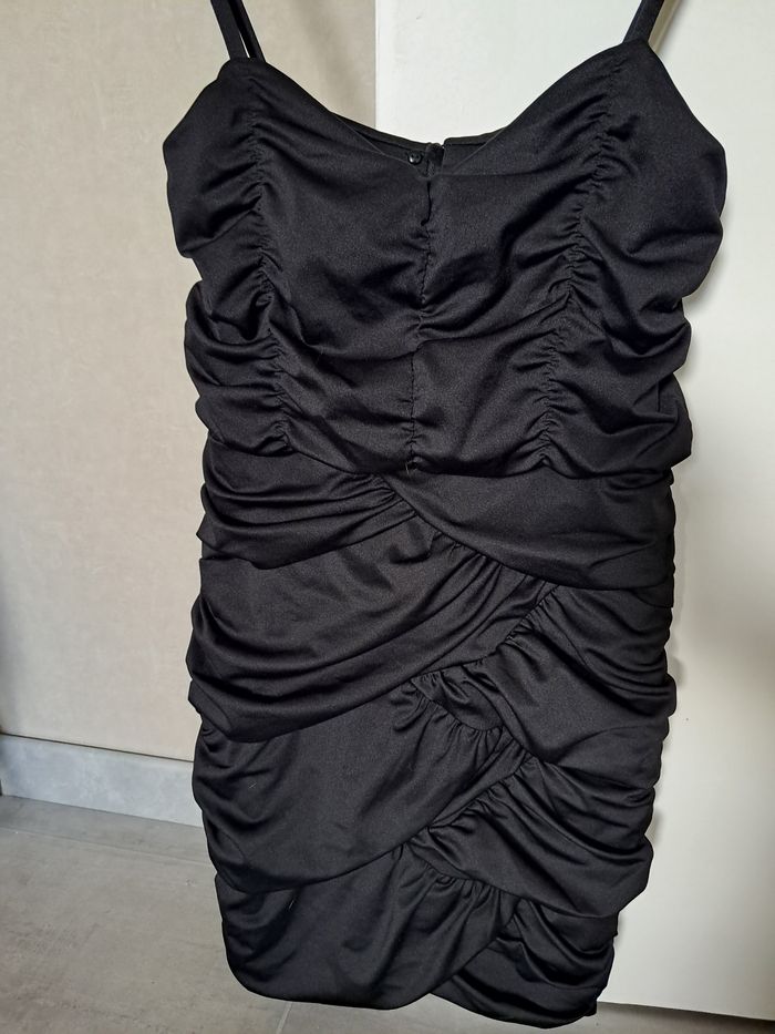 Robe noir à fines bretelles - photo numéro 2