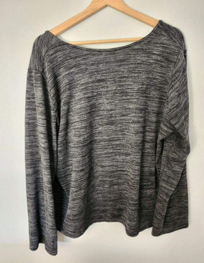 Pull gris foncé avec écritures en excellent état Taille 50 soyez suzie - photo numéro 2