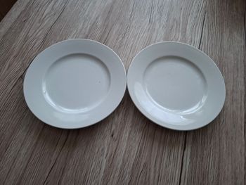 Lot 2 assiettes blanches 