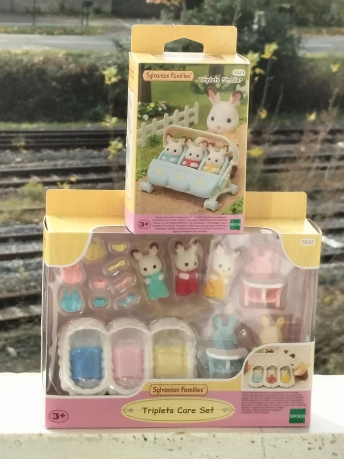 Les triplés et accessoires de puériculture et la poussette des triplés