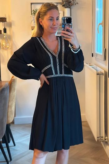 Robe noire brodée modèle Gilian taille 38 – Maison 123
