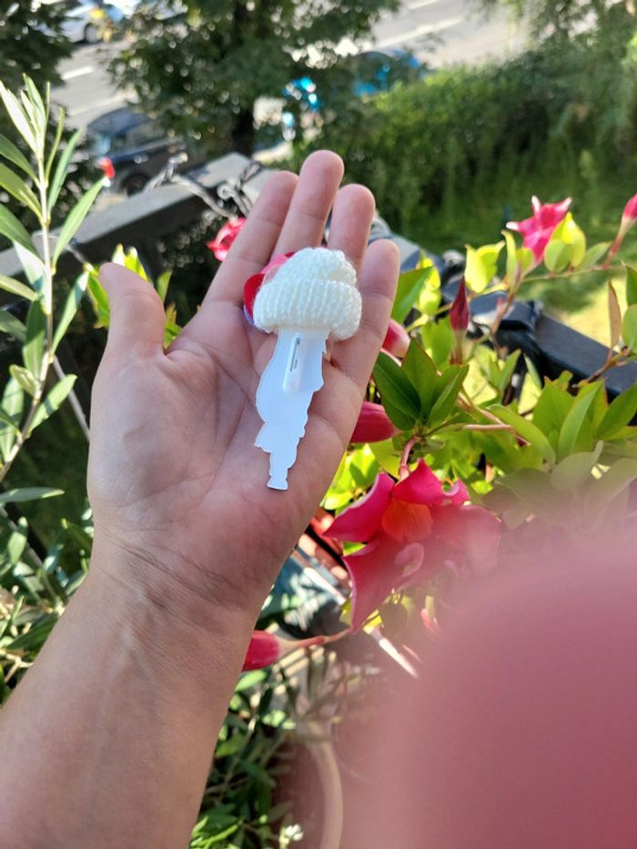 Broche dame a la mode et son bonnet à 🌸 - photo numéro 4