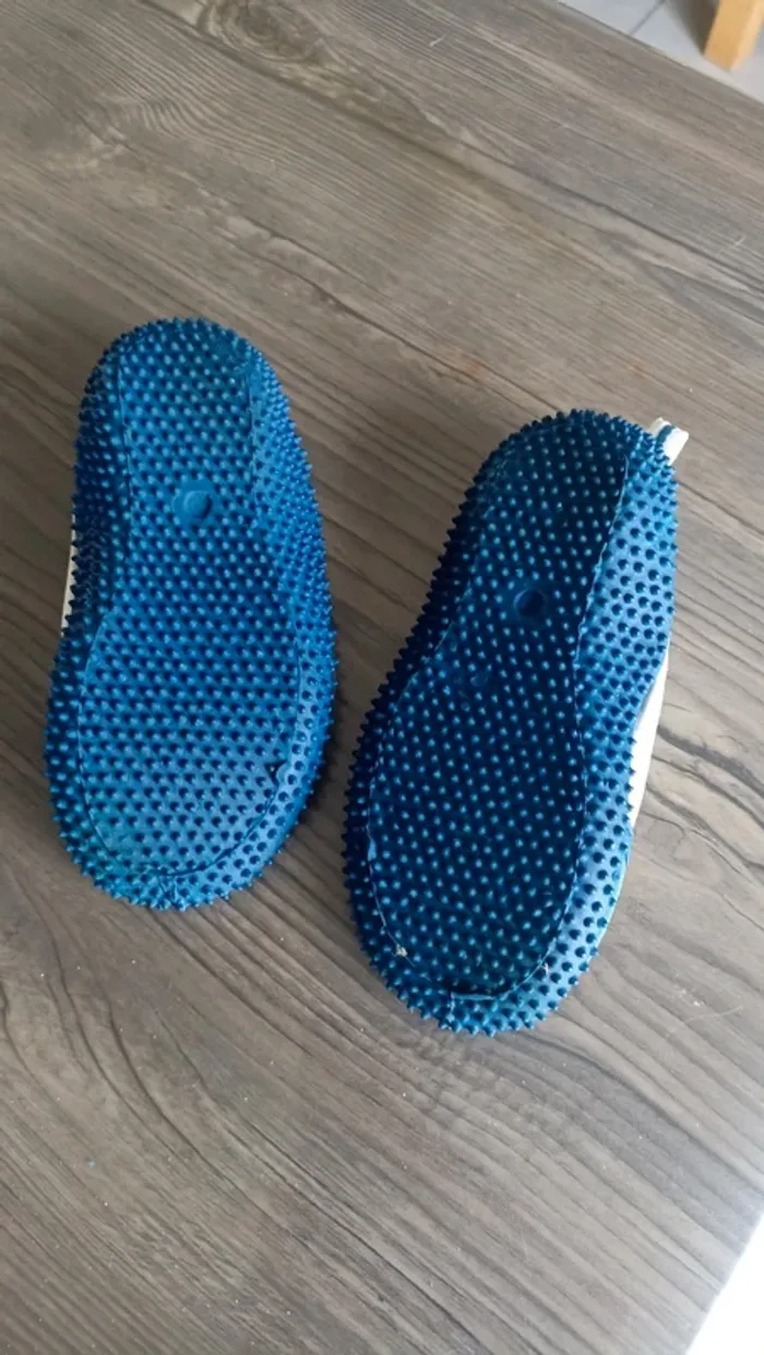 Chaussons de plage pointure 24 - photo numéro 2