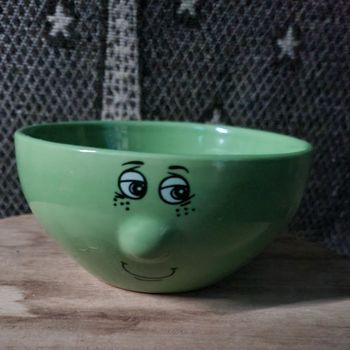 Petit bol vert avec visage Vintage