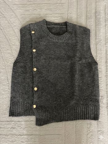 Pull sans manches gris anthracite à boutons dorés – Style asymétrique chic