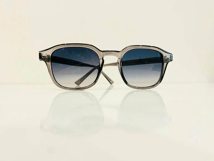 Lunette de soleil mixte grise transparente verres bleus dégradés UV protection catégorie 2 - photo numéro 8